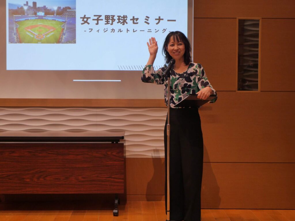 2025.11司会をする様子